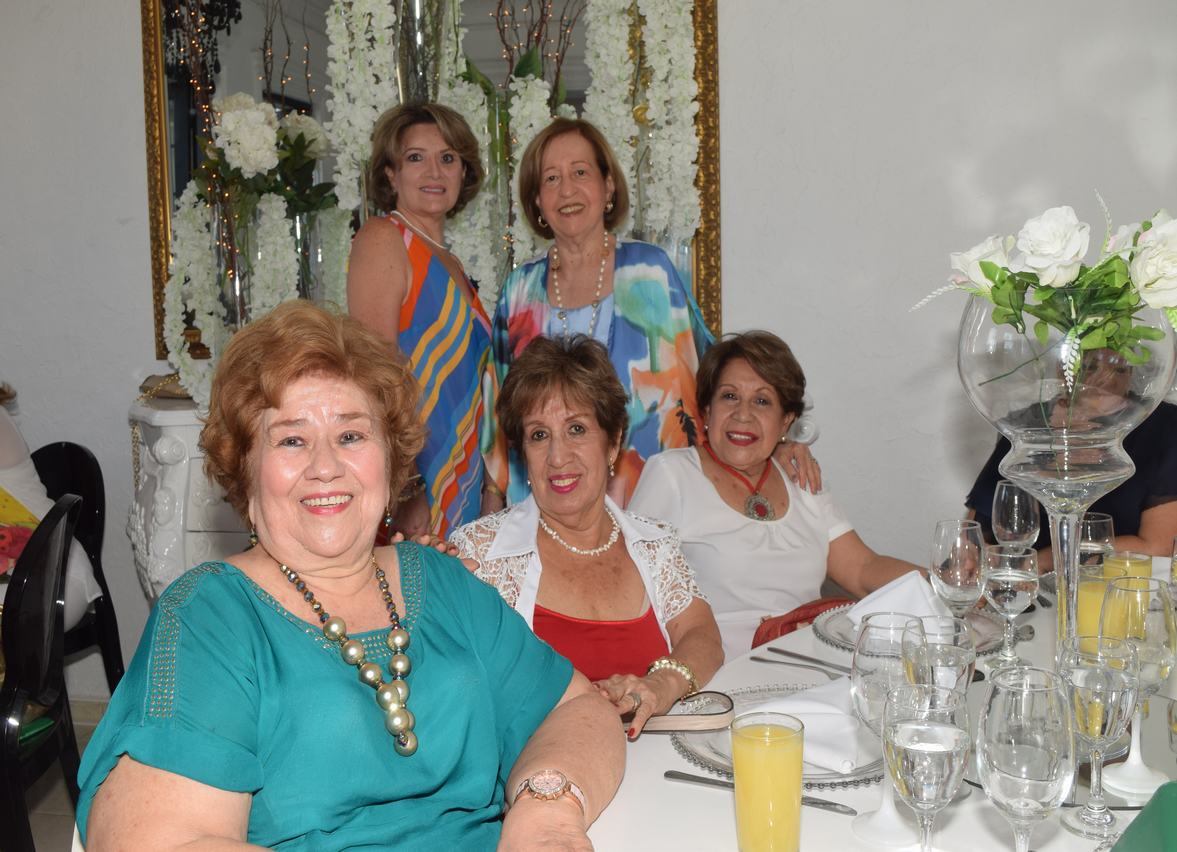 Ana María Cabrera, la cumpleañera Isabelita de Escandón, Ofelia Gómez Medina, Consuelo Cruz de Artunduaga y Lidia de Barrios.